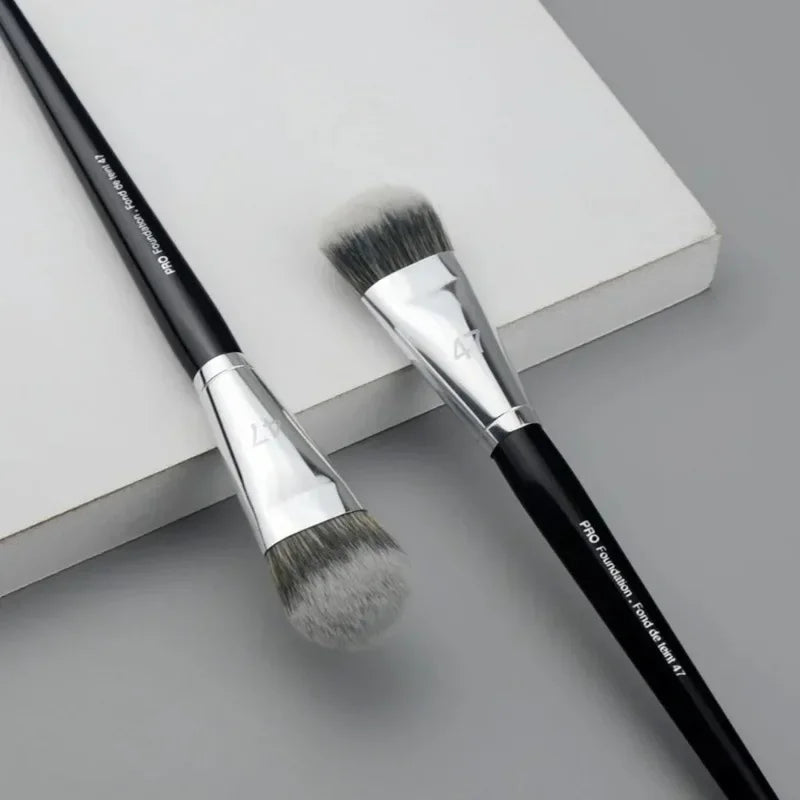Broom-Head Liquid Foundation Brush