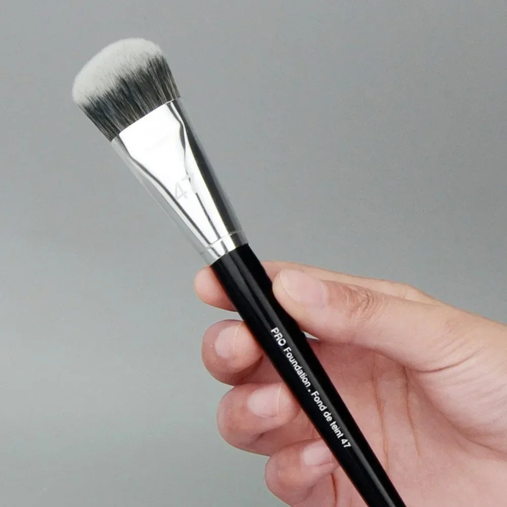 Broom-Head Liquid Foundation Brush