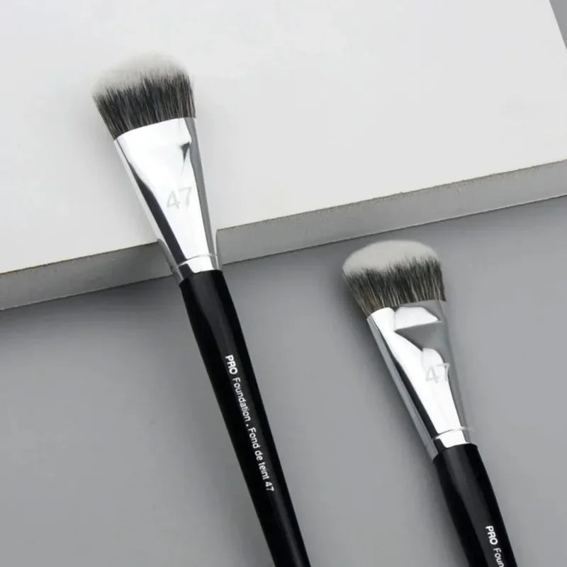 Broom-Head Liquid Foundation Brush