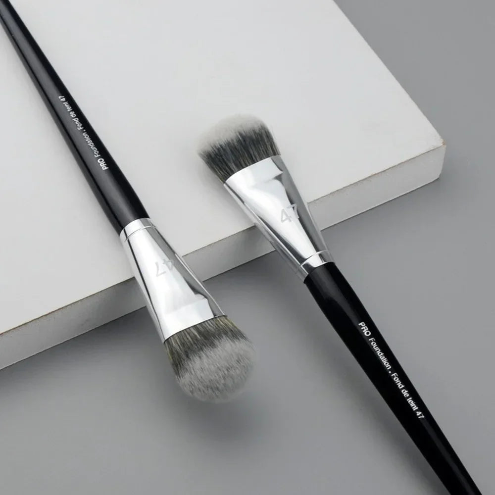 Broom-Head Liquid Foundation Brush